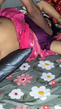 India hermosa tetona y figura caliente meando, mamada en misionero fumando y tetas presionando y preñada en el coño