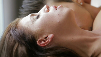 DaringPureXXX: Zevkli sakso çeken kız birçok orgazm oluyor