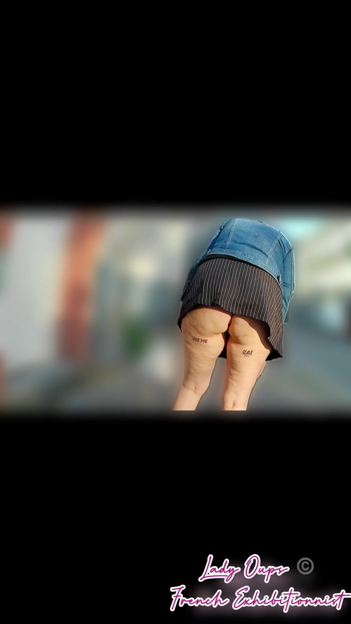 Lady Oups: Utställning i stadens centrum i en mikrokjol med en anal...