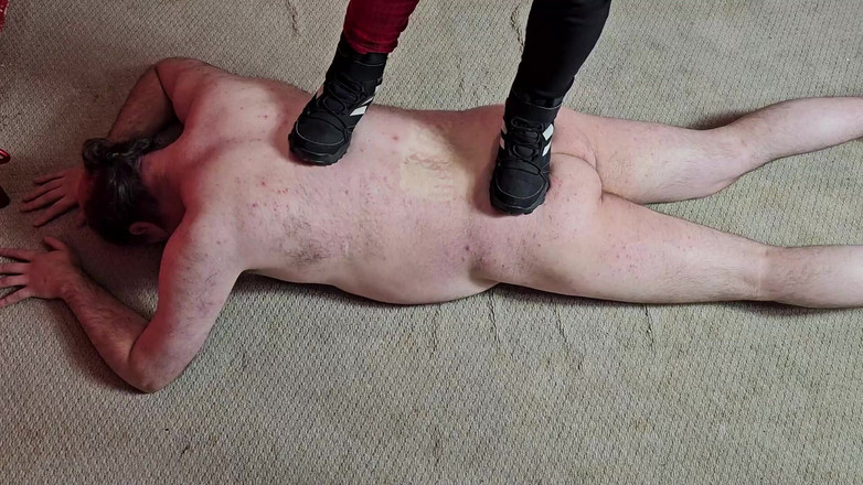 Domestic femdom: Bị chà đạp trong giày thể thao bởi nữ thần Rachie
