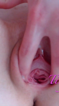 Pov - primo piano della cagna che ottiene un orgasmo burrascoso
