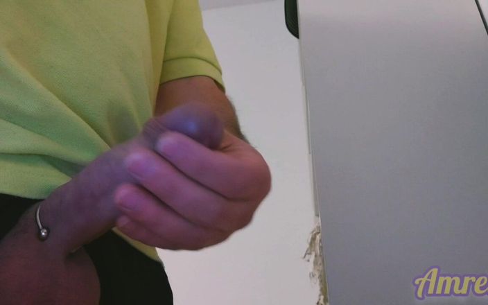 Amreis: Poranna erekcja i szarpnij się ze spermą na stole