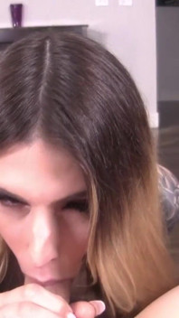 Statuesque trans kráska předvádí své BJ dovednosti