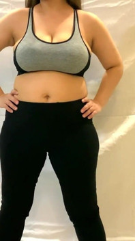 Solo-weibliche masturbation während der yoga-session-pause