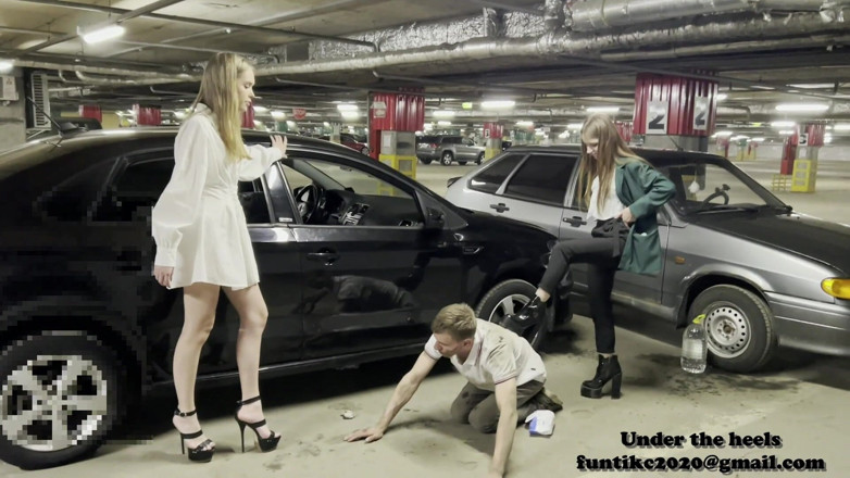 Heel 15 cm: Girls in the Parking Lot