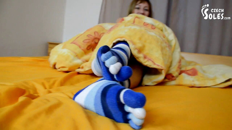 Czech Soles - foot fetish content: 脚趾袜子在床上挑逗
