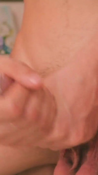Caldo twink magro magico c riempie il preservativo di sperma denso e ingoia il suo proprio carico