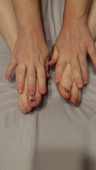 On cloud 69: Tření mých nohou o postel