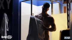 Twink pop studio: Twink Troye Dean guckt ihn an und er mag, was...