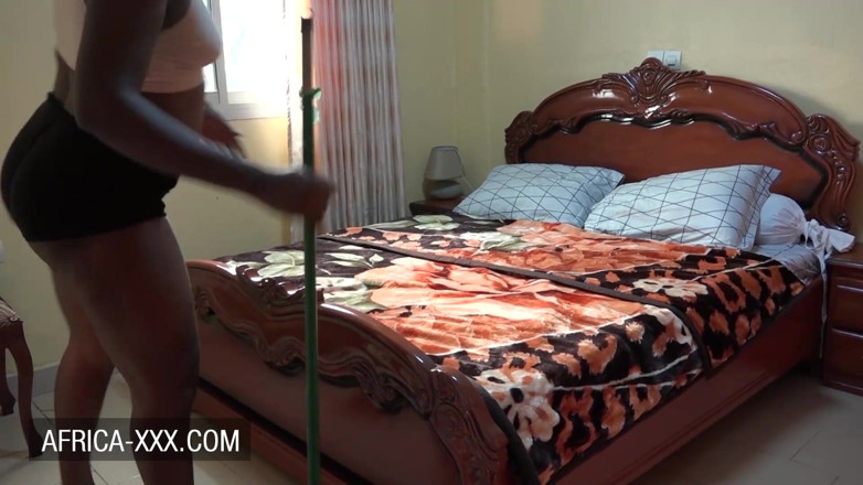 Africa-XXX: La cameriera ebano con il culo grosso fa l'amore con...