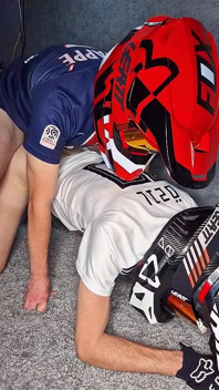 Chico en Mxhelmet y Nike Tn Sneakers se folla a otro chico