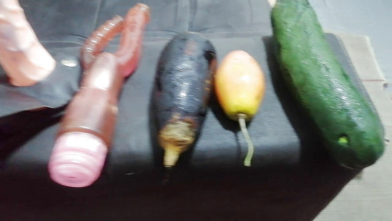 Andrea Velez: Andrea brinca com frutas e seu vibrador.