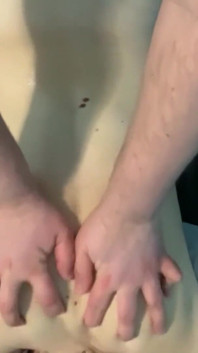 놀라운 엔딩으로 남친에게 관능적인 마사지를 받는 2부