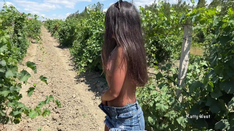 Katty West: Çalıların arasında bir holigan kızı yakaladı ve götten sikildi