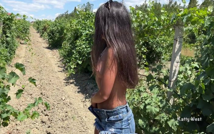 Katty West: J’ai surpris une fille hooligan dans les buissons et l’enculer