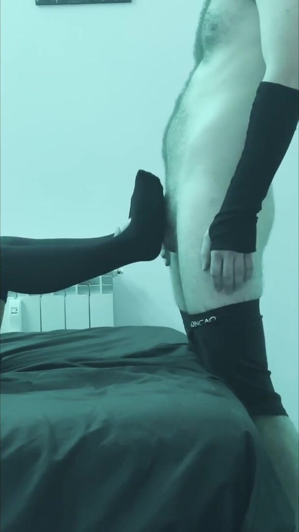 HoneyXScream: Ayaklarım ona sahip oluyor, sonra onu ağzıma alıyorum