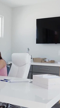 Sawo, awek berpantat besar dan berpeluh walaupun tukang baiki akan melakukan apa sahaja untuk Anissa Kate untuk menyentuh batangnya