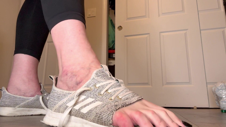 Peppermint Giantess: Rozmiar 16 stóp ściska w trampki o mniejszych rozmiarach