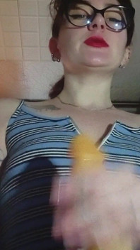 Üvey anne mastürbasyon yapmayı öğretiyor