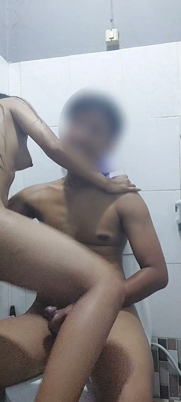 Phant0m12: Tener relaciones sexuales en el baño antes de la ducha