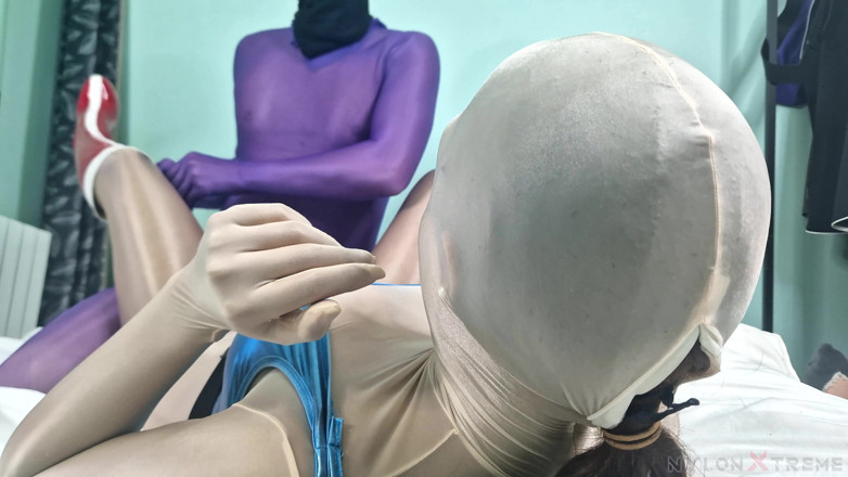 Nylon Xtreme: POV Julia Kate Involucro Nylon Beige