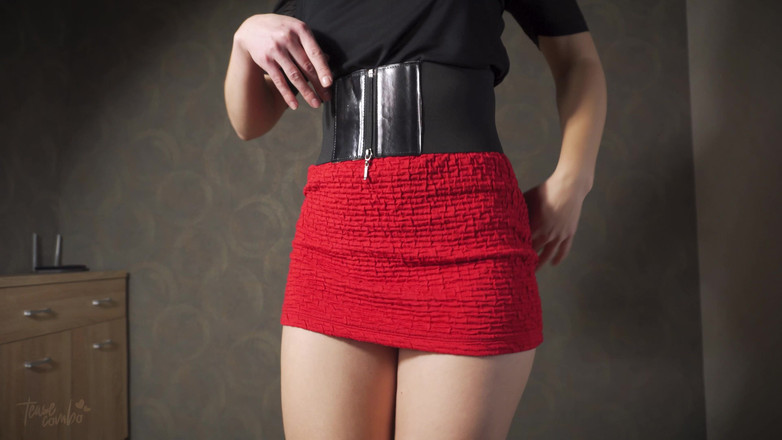 Teasecombo 4K: 타이트한 짧은 드레스를 입고 춤추는 스커트 아래