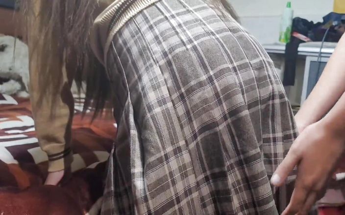 Astrid Cute: Studenten ficken! Wir machten College-Arbeit und wir konnten den Drang...