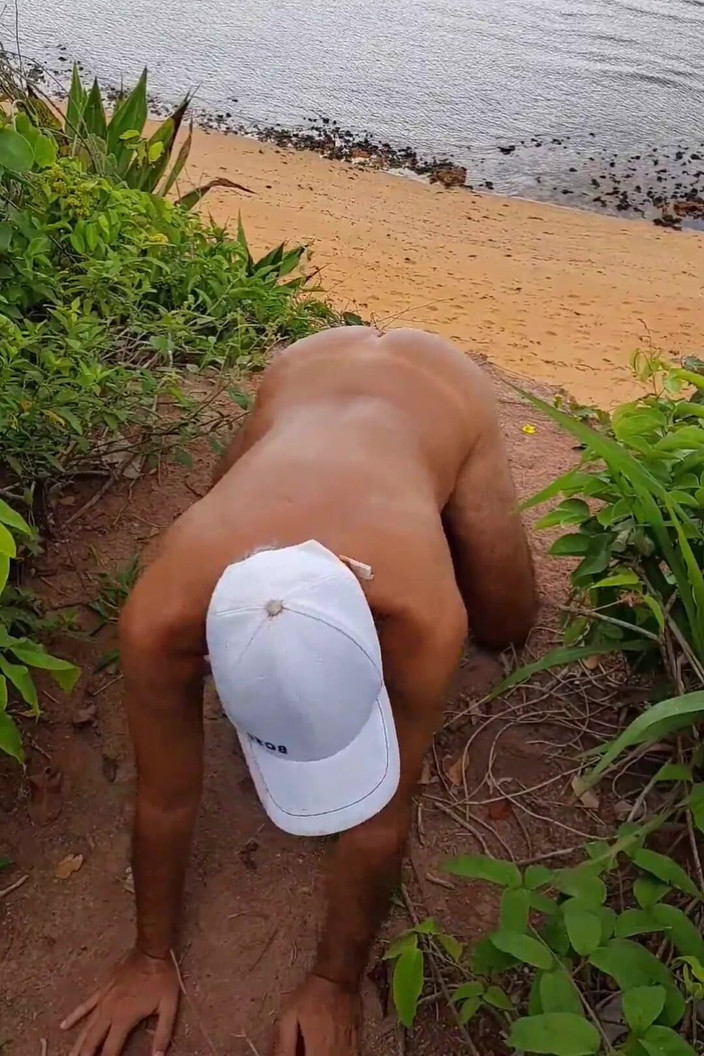 Ladysilvas: Ladysilva показывает свою загорелую задницу на пляже