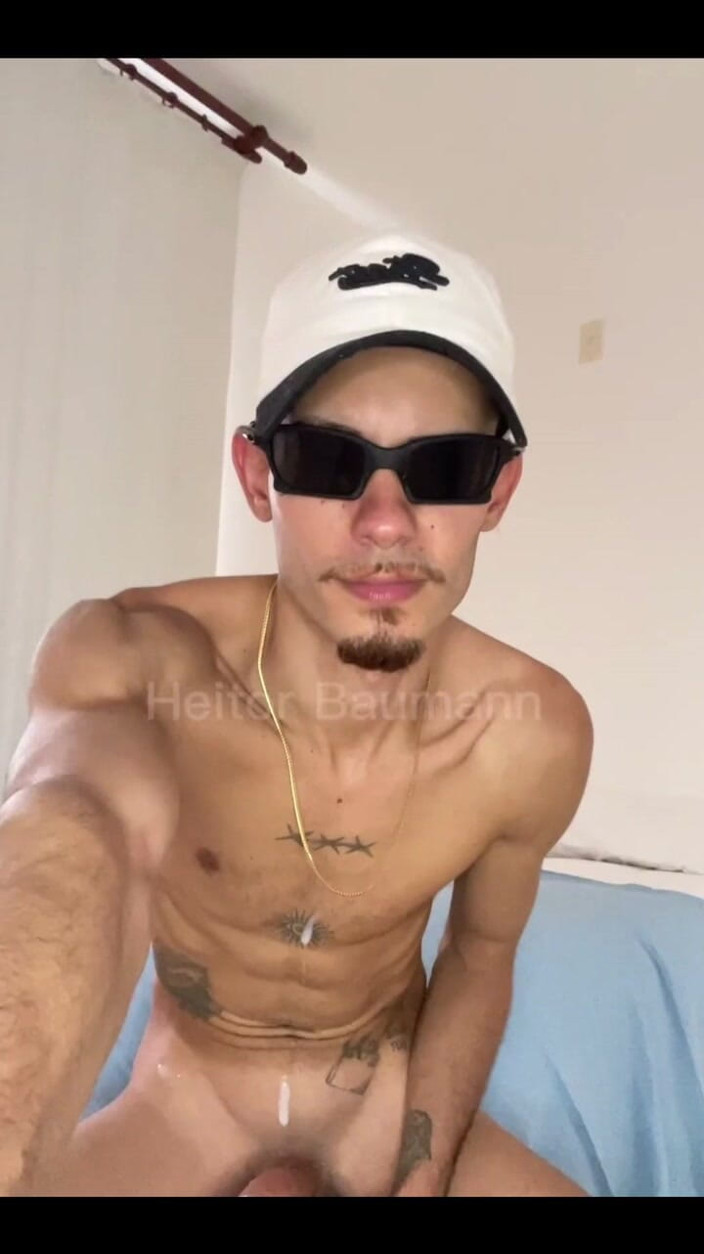 Heitor Bauman OFC: Baru saja pulang dari gym... Aku lagi asik nyepiong kontolku...