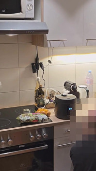 ストレートで好奇心旺盛な男スティーブンが、キッチンでの相互フェラの後、初めて裸でセックス