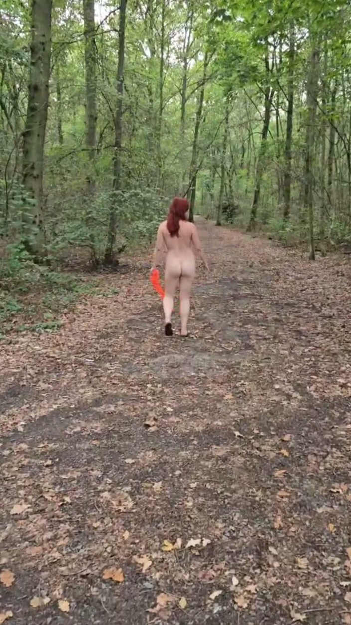 Elena917: Caminhada nua no parque, xixi, escravidão para peitos jogar e...