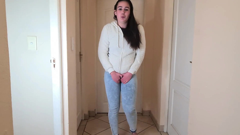 domslutfucker: Con đĩ tóc nâu tuyệt vọng cần đi tiểu, đi tiểu trong chiếc...