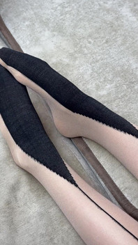黒のナイロンパンストの長い脚を愛撫するソロ