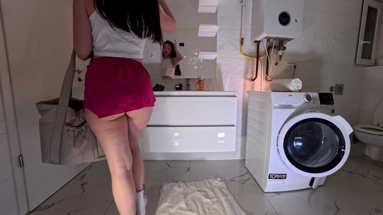 No panties TV: Mahasiswi hot amatir lagi asik pamer memek dengan melucuti celana...