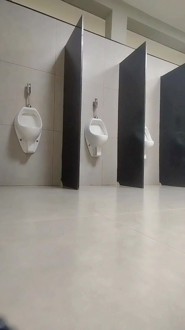 Marcosninfo: 市場のトイレで自慢して警備員にバレそうになりました。