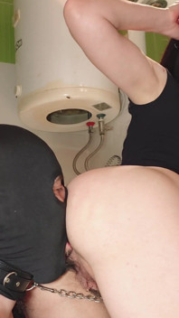 Inodoro esclavo humillación Ritual parte 1: lamiendo coño sudoroso, chupando los pies, maratón de pedos en el baño