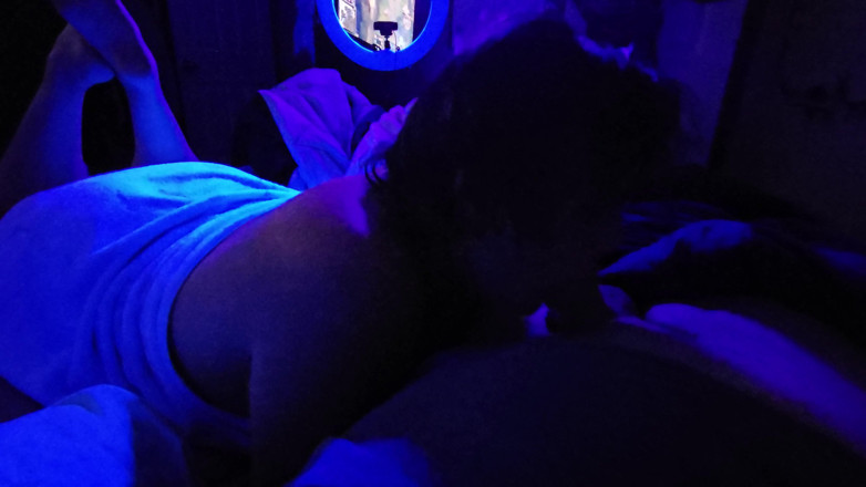 Funhousewife69: काली रोशनी के नीचे नग्न लंड चूसने से मुँह भर गया