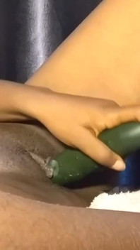 Chicas etíopes con un pepino perfecto
