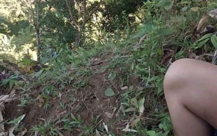 Radha Krishna: Venkovní indická dívka masturbuje v lese