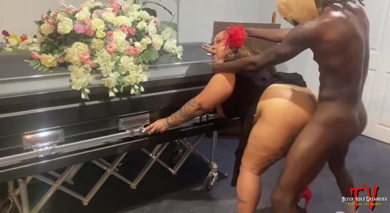 Blvck Rose TV: Dick-o-ween: Belaquis bị bbc đụ trong nhà tang lễ bị ám ảnh