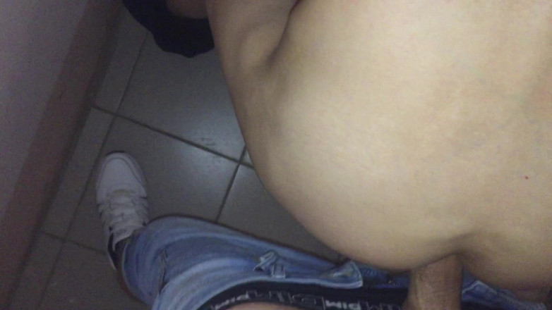 ArchiRusik: Я поливаю фембоя с фонтаном спермы на лестнице