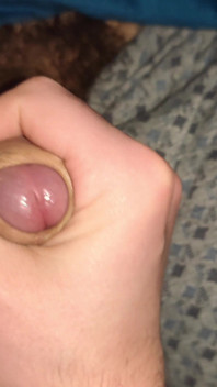 Padre e figliastro massaggia un grosso cazzo