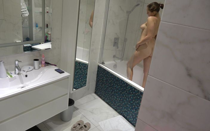 Milfs and Teens: Une caméra amateur surprend une ado mouillée sous la douche