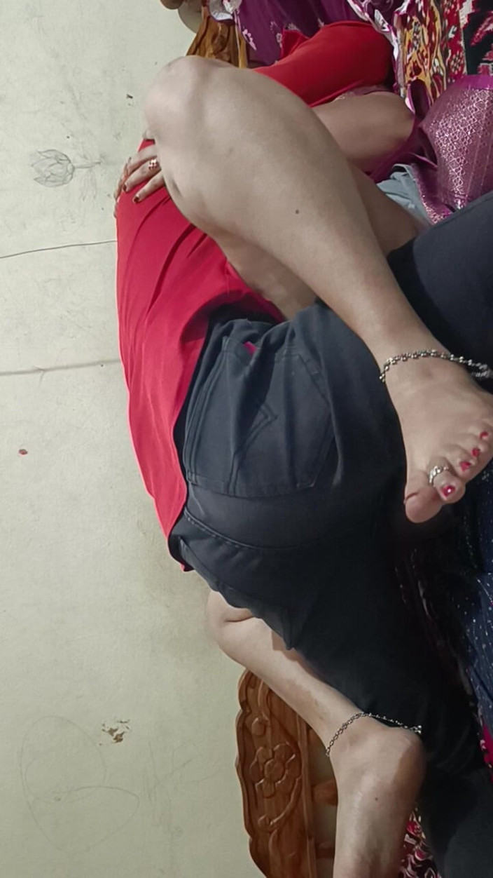 Decent couples: Hintli güzel ev sahibi teyze kira için sikişiyor