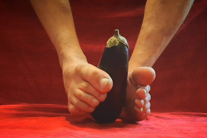 Feets Macho Latino: Playing with My Feet and a Dildo