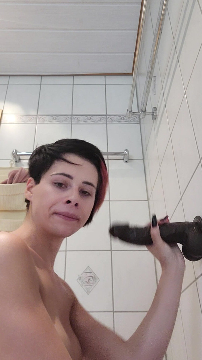 GianinaTS: Aku ngentot pantatku pakai dildo ukuran kontol pria kulit hitam!!