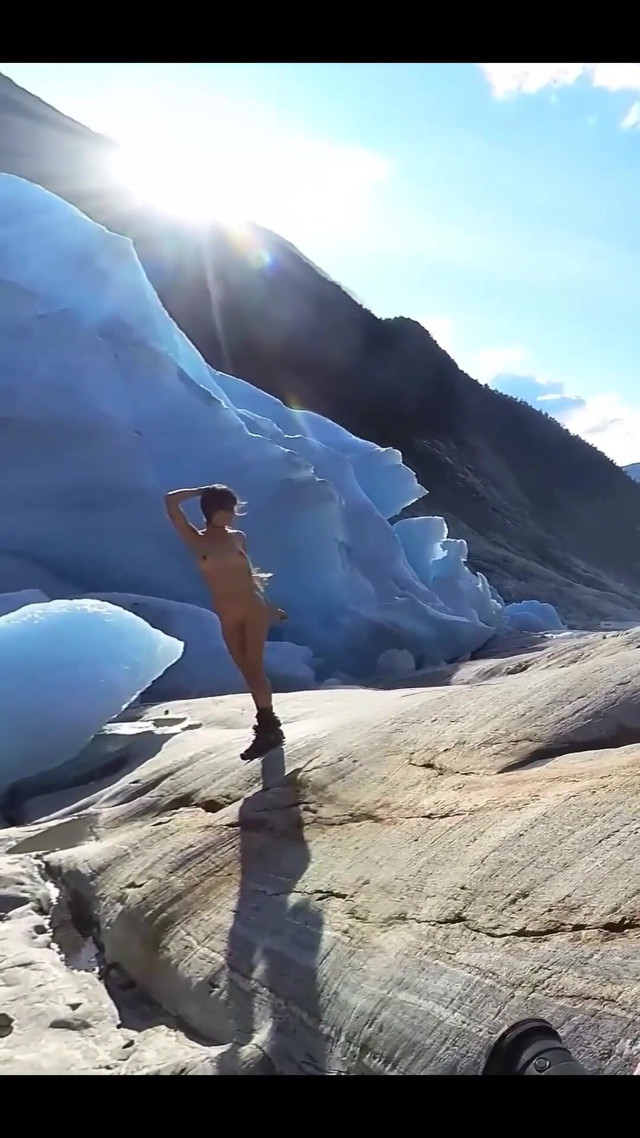 Do You Want to See How This Spontaneous Glacier Photo-shooting Turned Out? (Daring Kiara)