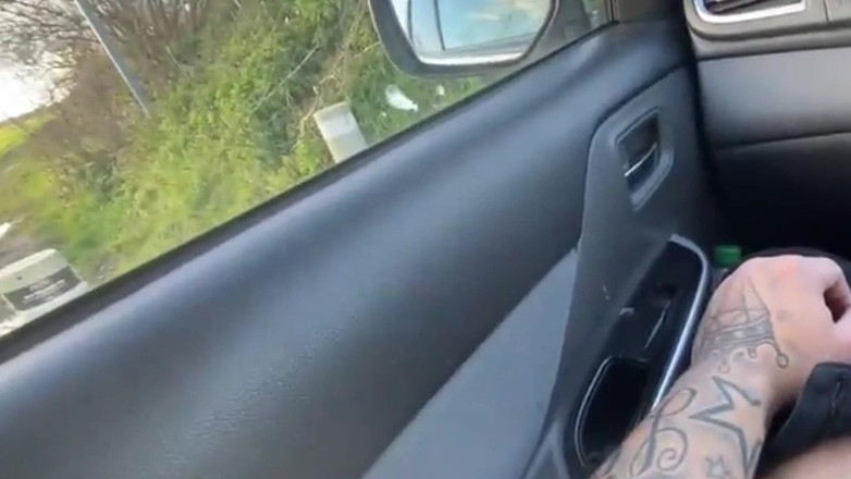 Andyleexxx: İnşaatçılar iş yerinde arabada mastürbasyon yapıyor