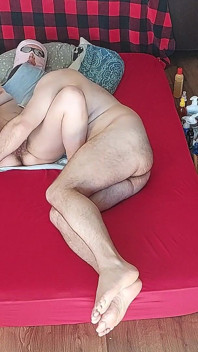 Förspel i sovrummet med ett amatörpar. Galen sex i sovrummet med ett hett amatörpar.