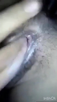 Desi-meisje zo geil voor vriend cuck in haar poesje dus begon ze haar poesje te wrijven